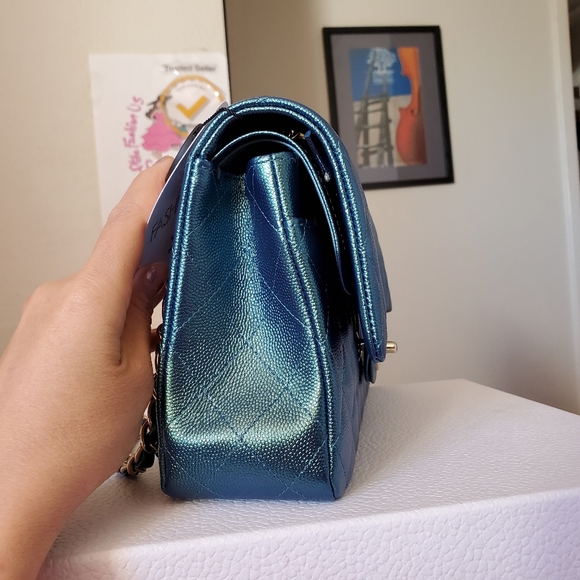 Chanel classic iridescent green caviar gold hw medium bag - Picture 10 of 13